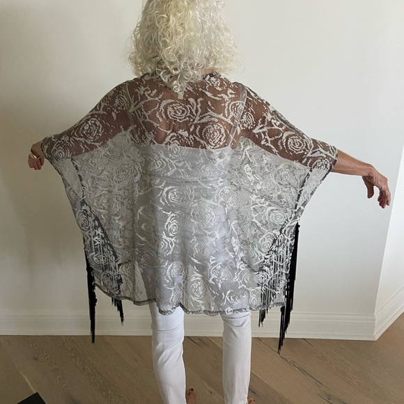 TYCHE LACY Shawl and Cover Up Rose Pattern One Size - Picture 4 of 11